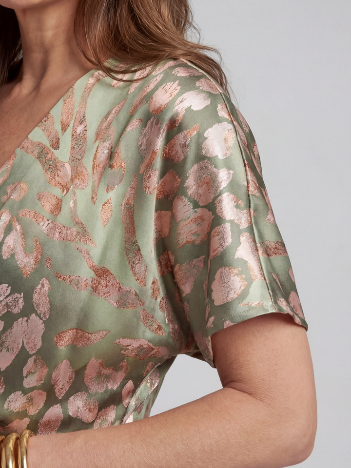 Corallo | Vestito midi con stampa astratta, scollo a V e vita intrecciata