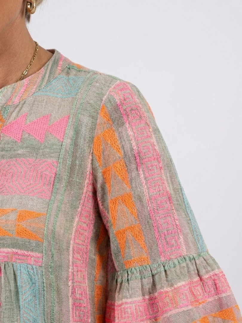 Emma | Vestito fino al ginocchio con scollo a V e volant, con stampa geometrica