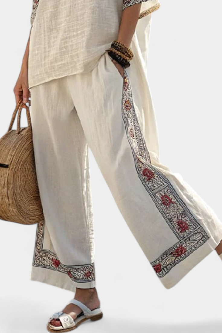 Tiziana – blusa ricamata essenziale e pantaloni larghi